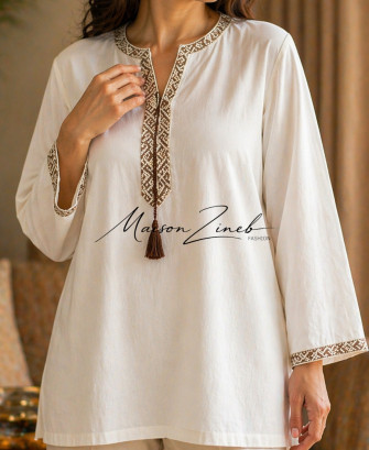 Tunique Blanche Brodée avec Pompon – Élégance Chic Intemporelle